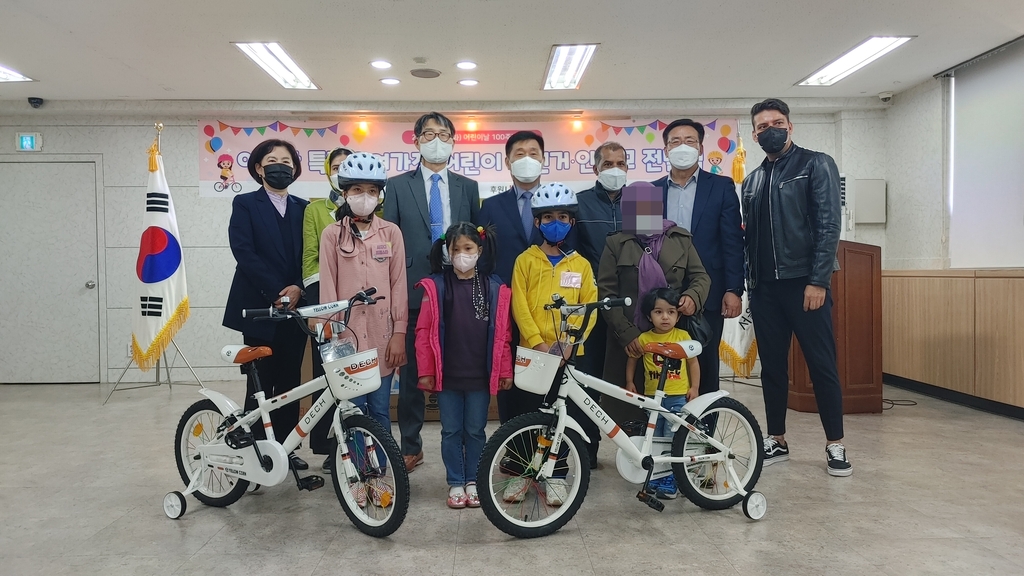 서울출입국청, 아프간 특별기여자 어린이들에게 자전거 등 전달