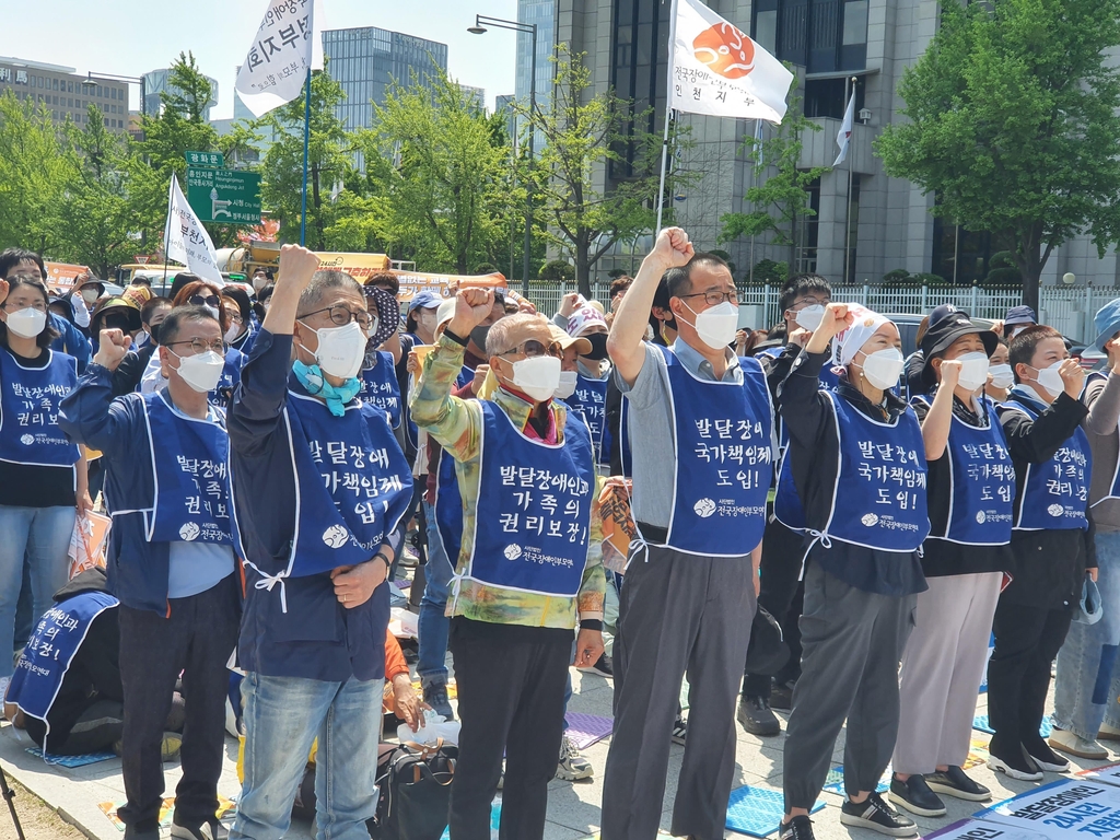 발달장애인 부모 단식농성 중단…"전향적 대책 필요"