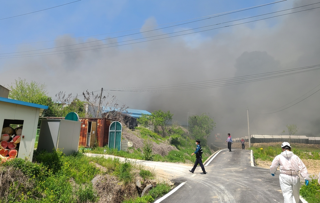 충주 양계장서 불…산란계 4만8천마리 소사