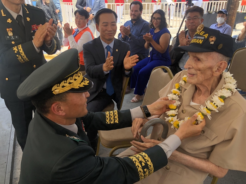 "늦게 찾아와 죄송합니다"…멕시코 참전용사에 새 보금자리 선물