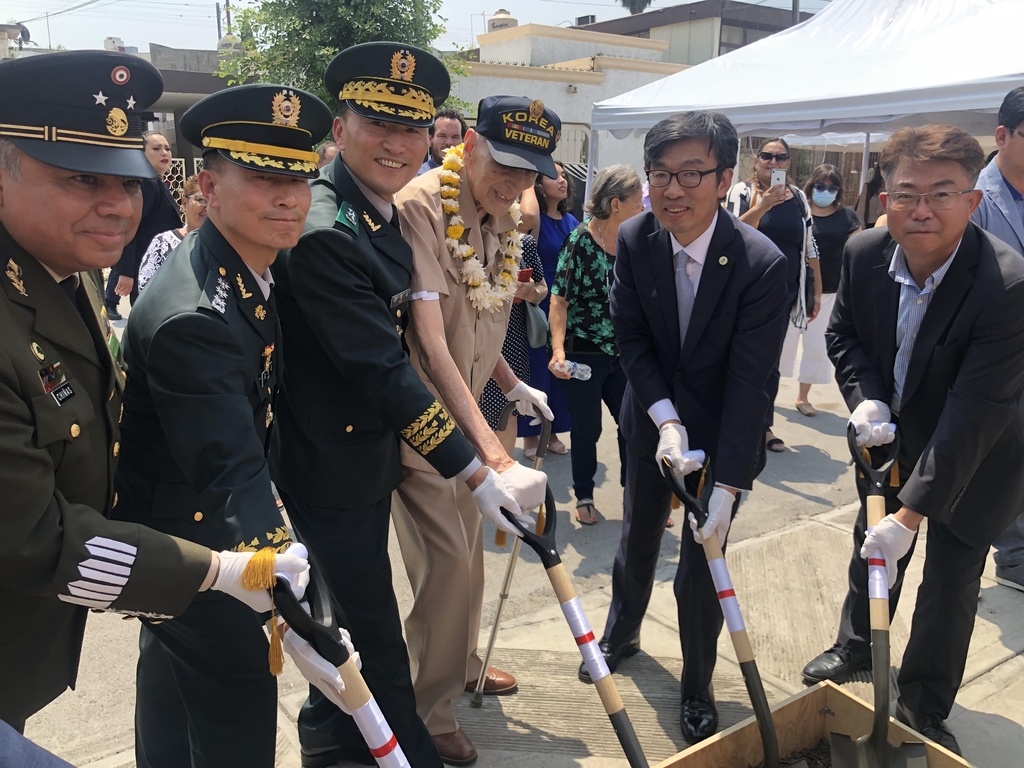 "늦게 찾아와 죄송합니다"…멕시코 참전용사에 새 보금자리 선물