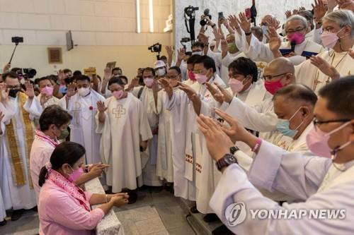 내주 필리핀 대선 앞두고 가톨릭 사제들 "레브레도 지지"