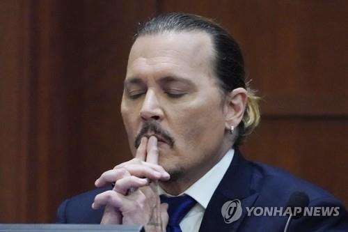 앰버 허드 "조니 뎁, 지인들 보는데 손찌검·발길질" 증언