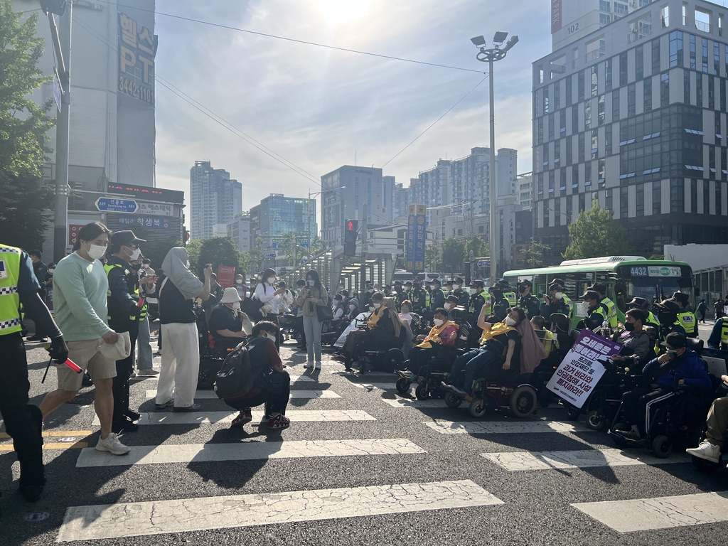 장애인단체 한티역앞 횡단보도 20분간 점거…퇴근길 정체