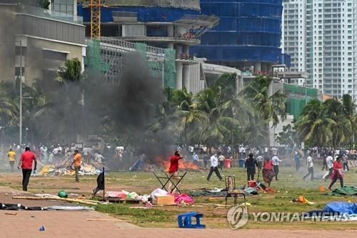 '경제난' 스리랑카 총리 사임…동생 대통령은 자리 유지(종합2보)