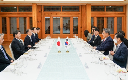 박진-日외무상 회담…"조속한 한일관계 개선 필수 불가결"(종합)