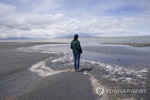 극심한 美 서부 가뭄에…마른 호수 바닥서 사체 연달아 발견