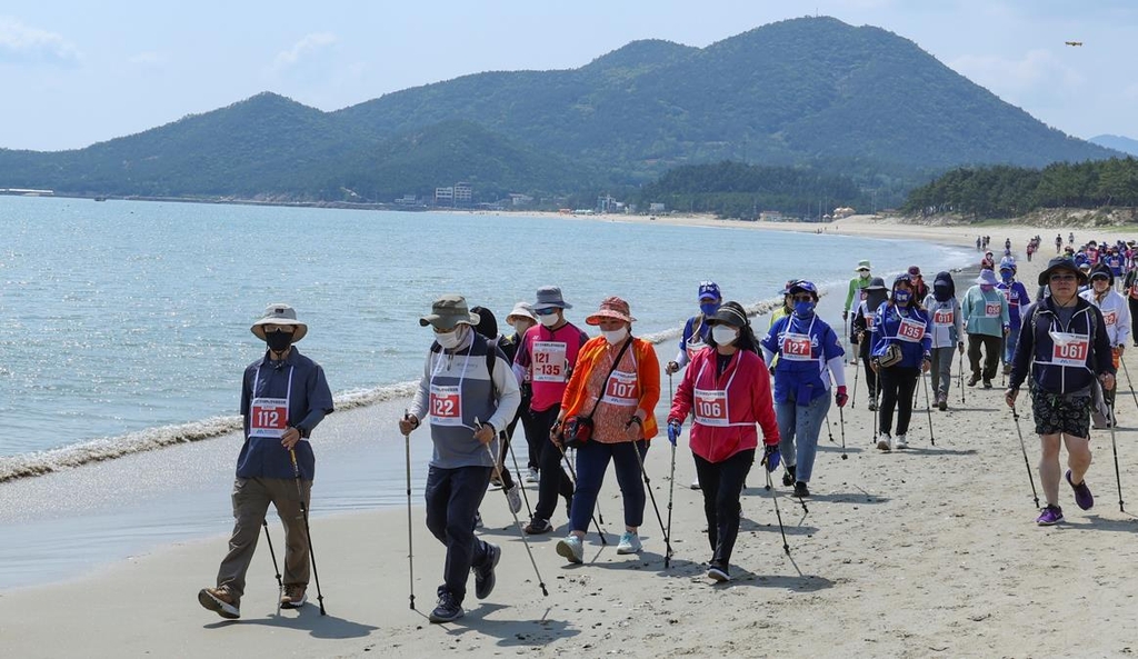 전국 최초 개최 완도 해변 노르딕워킹 대회 '성료'