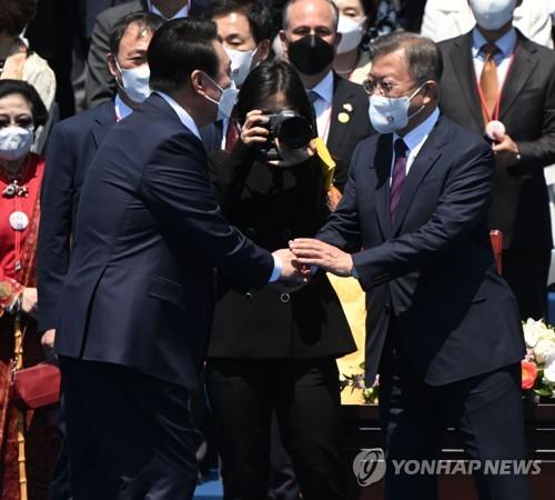 [尹정부 출범] '권력 이양' 尹-文 악수…朴 전대통령도 참석
