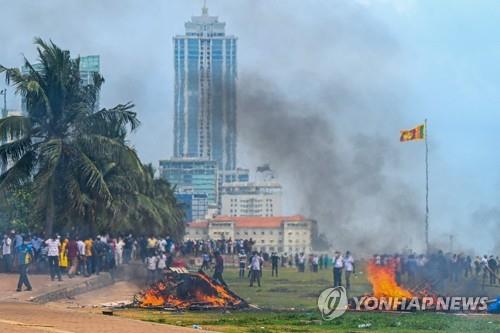 스리랑카 성난 민심, 집권가문 조상 집도 불태워…통금에도 시위(종합)
