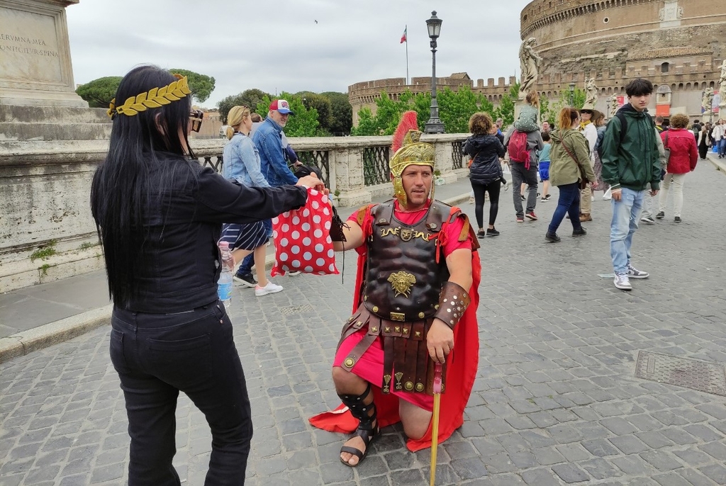 [월드&포토] 마스크 벗은 관광객들…불타는 여름 준비하는 로마
