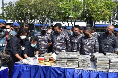 마약 상자가 바다에 둥둥…인니 해군, 사상 최대규모 압수