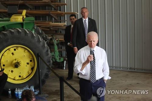 바이든, 중간선거 앞두고 '친노조' 부각…전기공노조총회 참석