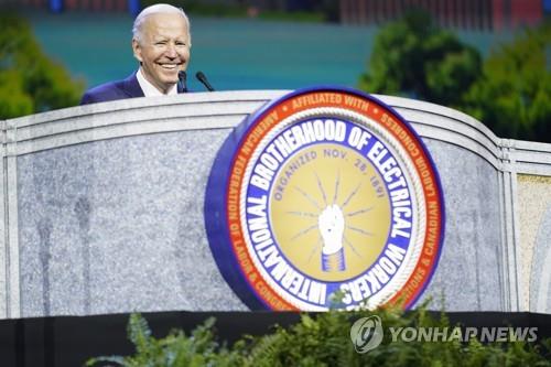 바이든, 중간선거 앞두고 '친노조' 부각…전기공노조총회 참석