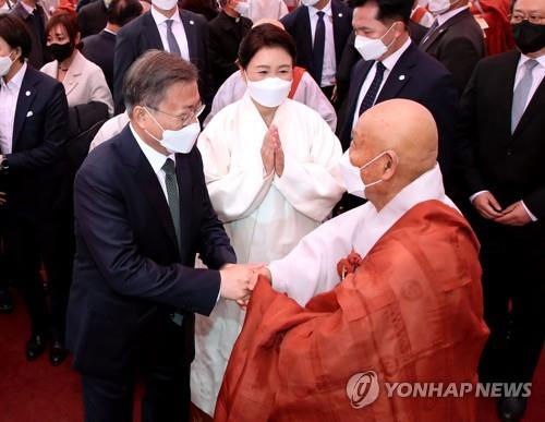 귀향 문재인, 첫 외출…통도사서 조계종 종정 예방(종합)