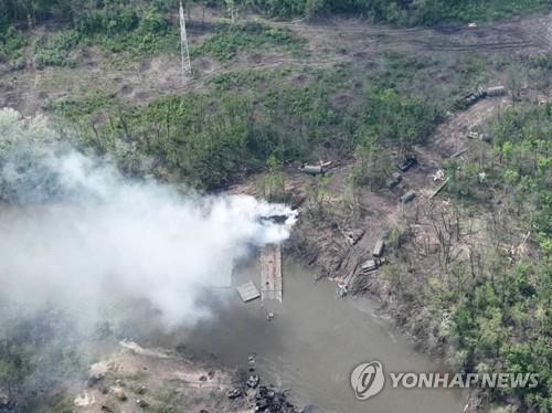 [우크라 침공] "러시아군, 강 건너다 우크라 공격에 대대급 전멸"