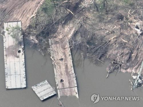 [우크라 침공] "러시아군, 강 건너다 우크라 공격에 대대급 전멸"