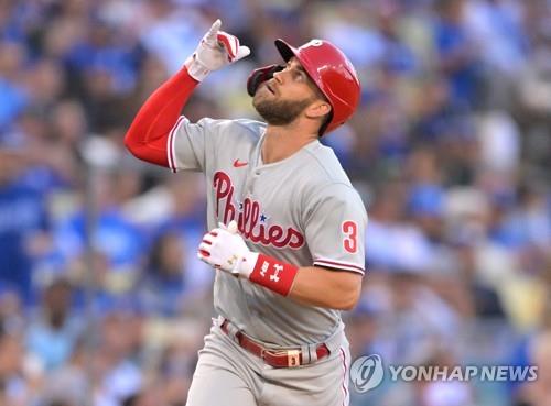 MLB 하퍼, 아픈 팔꿈치로 '홈런+2루타' 3타점…팀 9-7 승리 견인(종합)