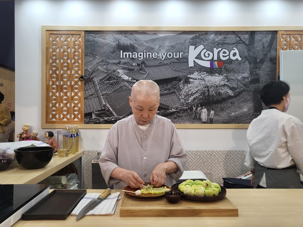 표고버섯강정·콩국수·연꽃차…파리에 선보인 한국 사찰음식