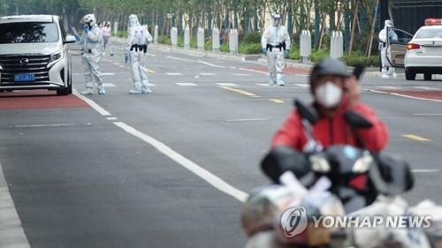 中 소비·생산·투자 추락…4월 피해는 '빙산의 일각'(종합)