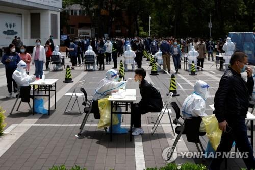 中 대대적 PCR 검사로 검체 채취원 '귀한 몸'…급여 급등