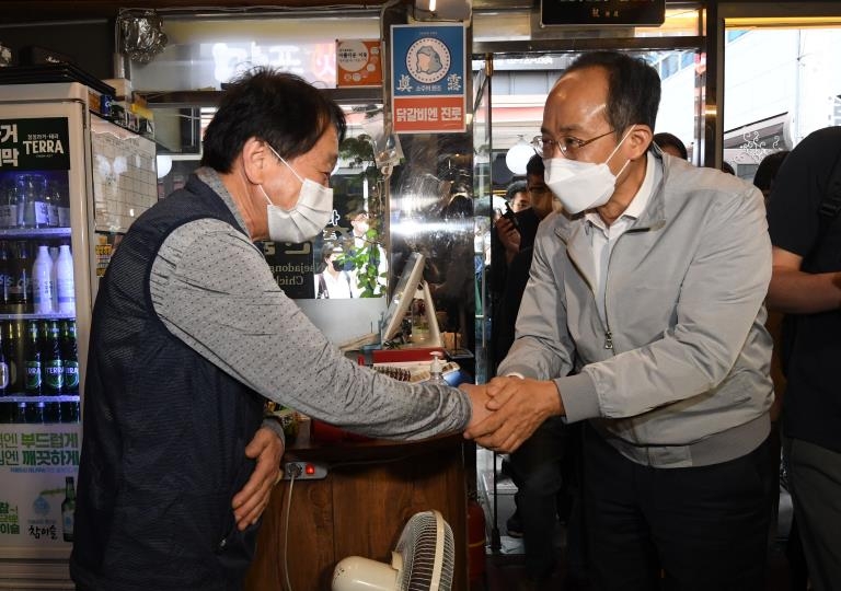 소상공인 만난 추경호 "밀가룻값 빨리 안정시켜야…정책 총동원"