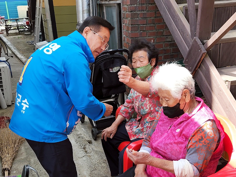 [격전지를 가다] 충북 괴산군수 "구관이 명관" vs "힘 있는 여당"