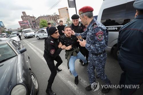 아르메니아 반정부 시위로 수백명 구금…"도로·지하철 점거"