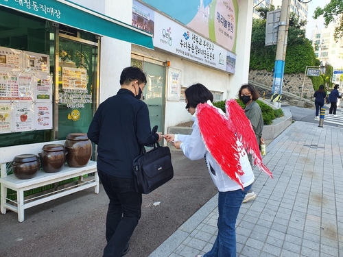 스파이더맨·슈퍼맨·불사조…부산 유권자 눈길 잡아라(종합)