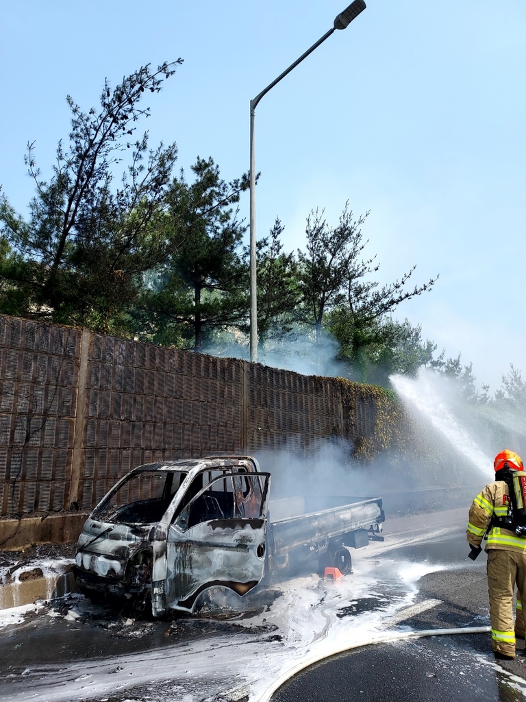 송파구 고속도로 달리던 1t 트럭서 불…운전자 대피