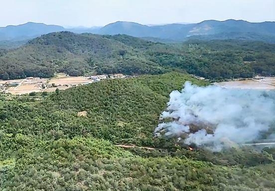 포항 송라면 야산서 산불…헬기 1대, 진화대원 58명 투입