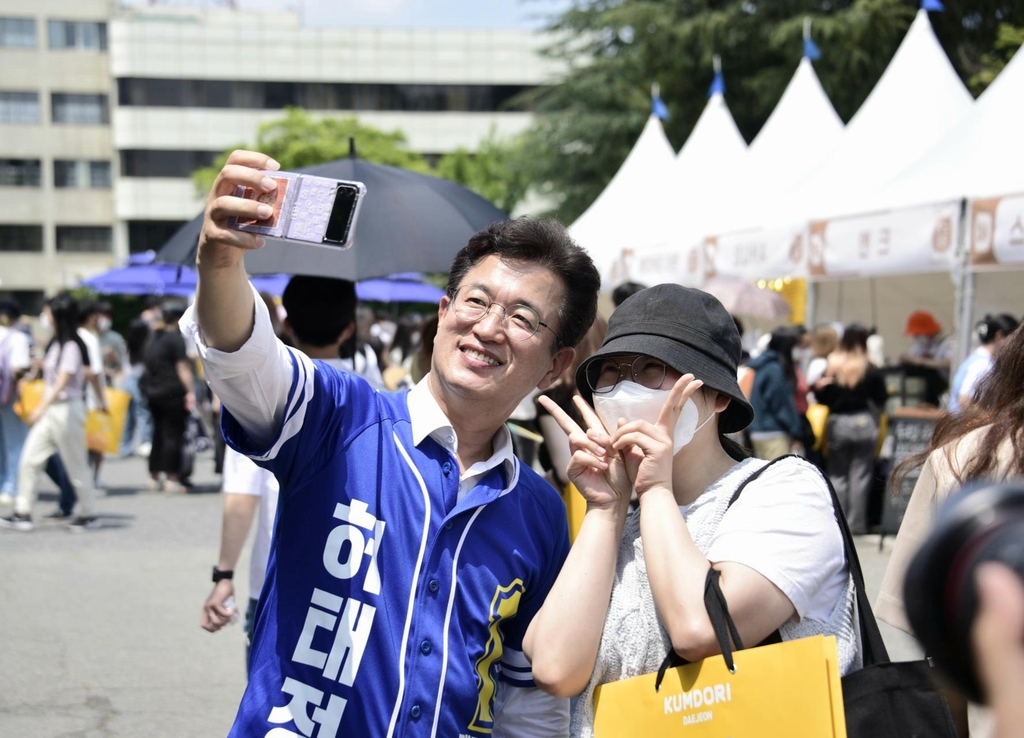 공식 선거운동 첫 주말 대전시장 후보들 열띤 표밭 다지기