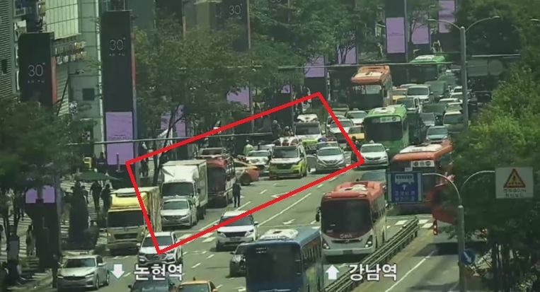 강남역 인근서 6중 추돌 사고…4명 부상