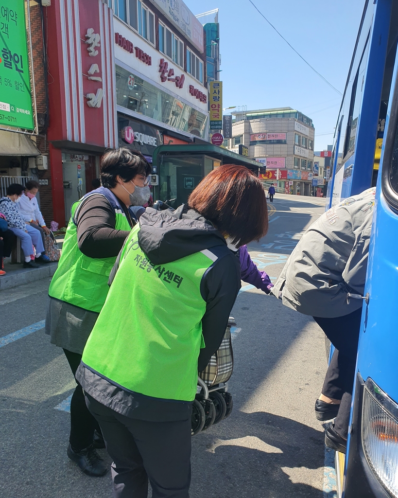 "장 편하게 보세요" 당진시, 어르신 짐 운반·버스 승하차 도와