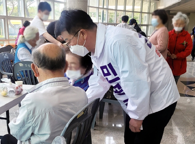 [격전지를 가다] 4파전 충북 증평군수…선두권 살얼음 승부