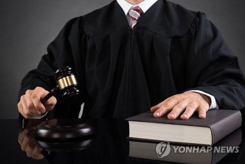 '짝퉁' 골프채 받은 부장판사 "조잡해 돌려줬다"(종합)