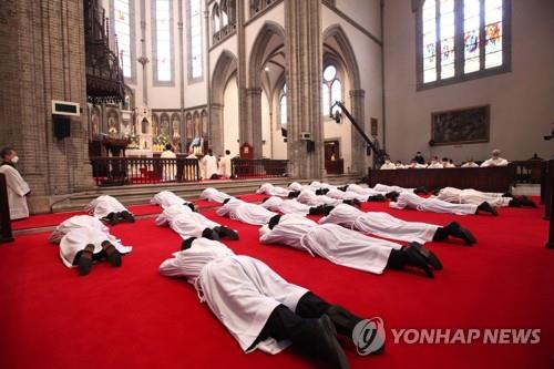 작년 한국 천주교회 신규 사제 111명…33년 만에 '최저'