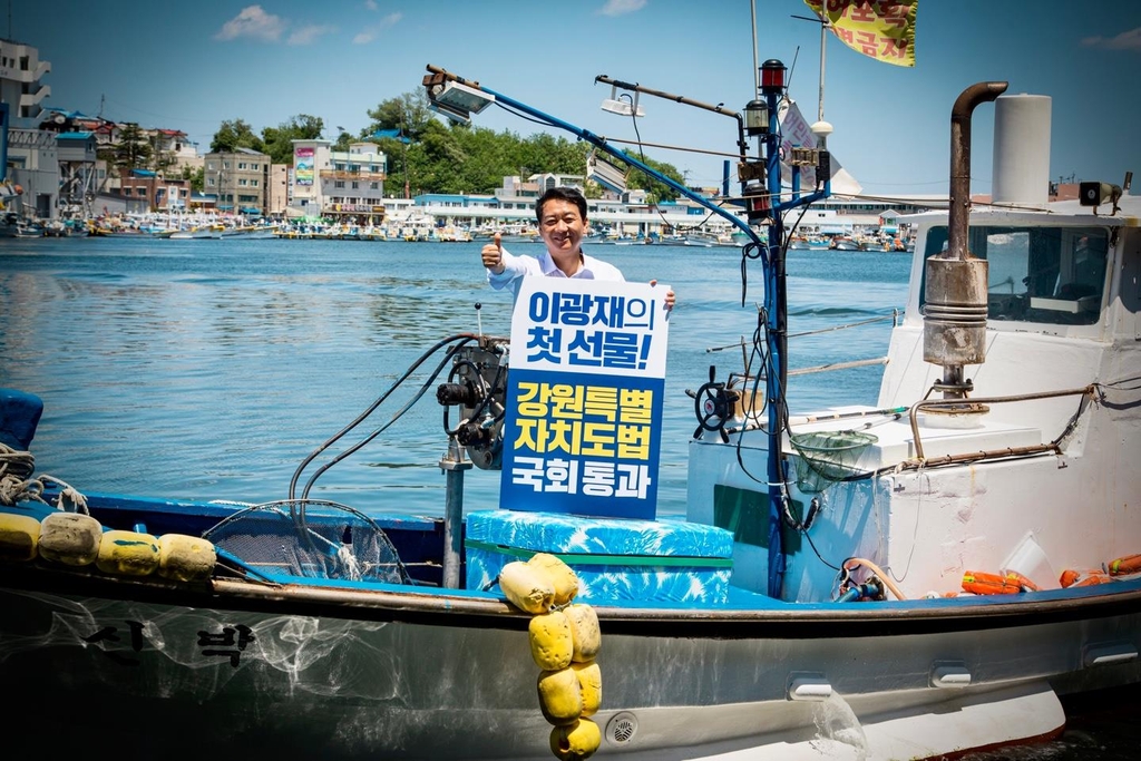 "유기견 행복한 강원도" vs "어민의 든든한 친구로"