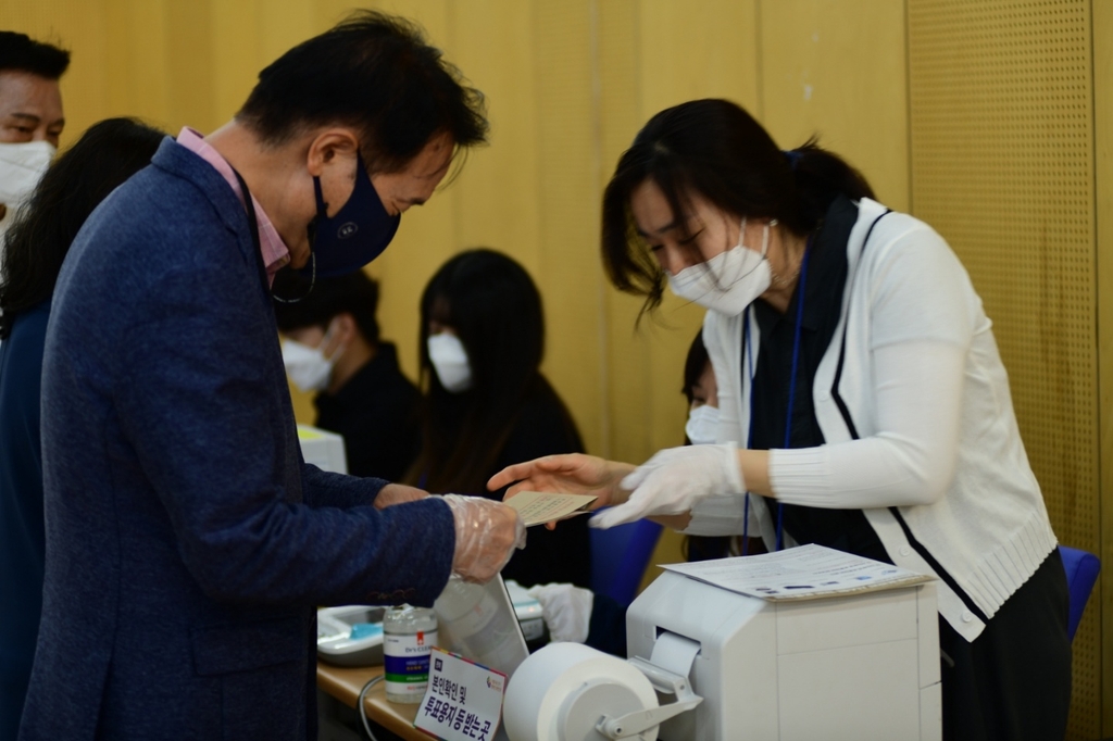 [사전투표] 경기교육감 후보들, 첫날 일찌감치 투표 완료