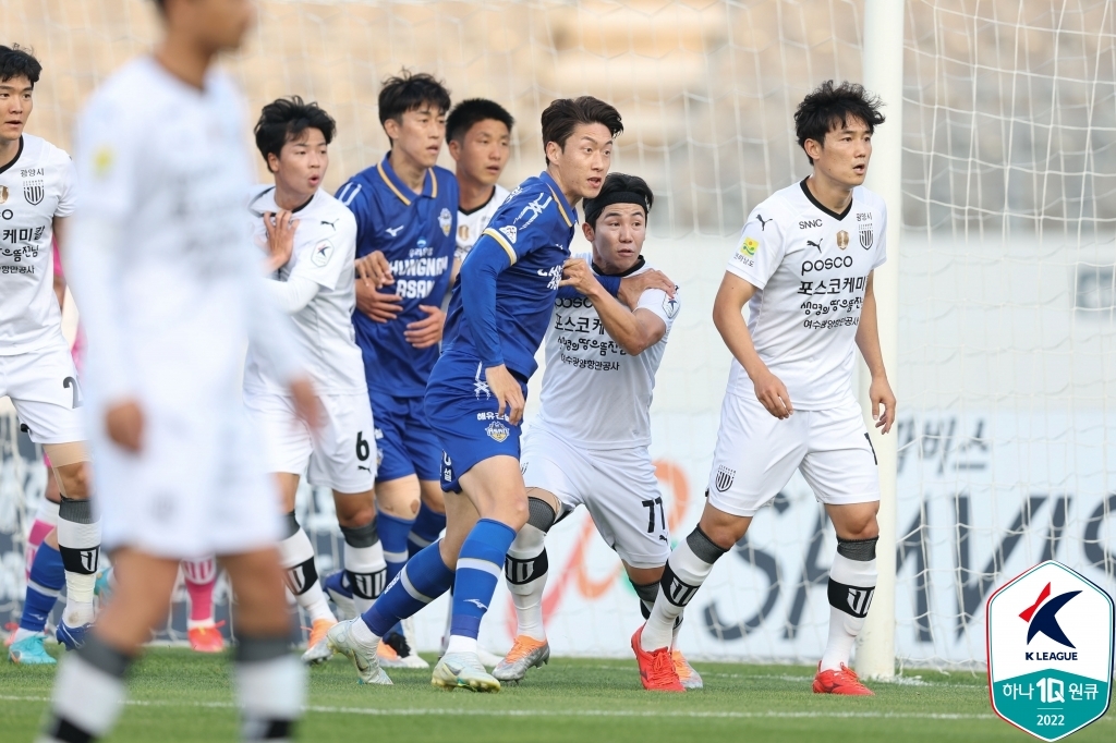 프로축구 2부 안산, 퇴장 악재에도 김포와 비기고 탈꼴찌 성공(종합)