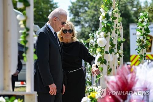 美법무부, 총기 참사 부실 대응 조사 착수…바이든, 현장서 추모