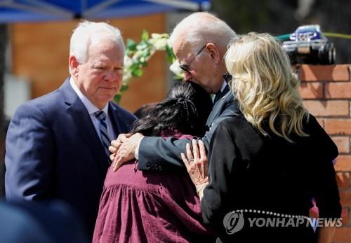 美법무부, 총기 참사 부실 대응 조사 착수…바이든, 현장서 추모