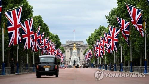 곳곳에 유니언잭…영국 여왕 70주년 기념 나흘간 성대한 축제