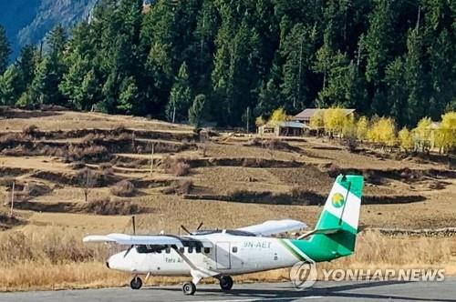 '22명 탑승' 네팔 추락 여객기서 시신 21구 수습