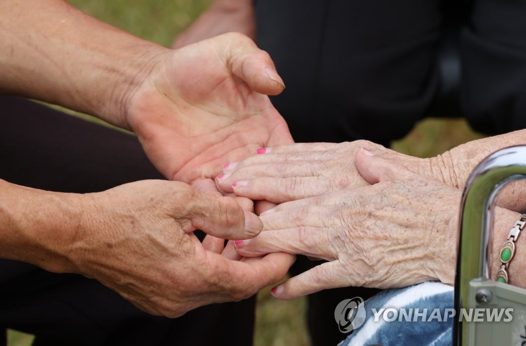 최근 요양병원 대면면회가 허용됐다. 그러나 요양병원에는 자식과 연락이 끊긴 독거노인도 있다. 이들 중 일부는 신분증 재발급·기초생활수급 등록이 어려워 복지 사각지대로 몰리고 있다. 