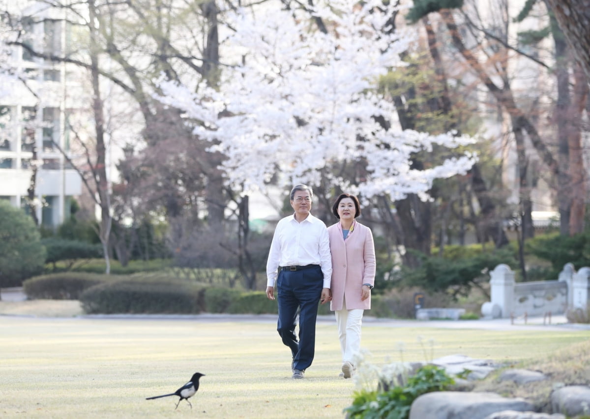 문대통령, 오전 10시 퇴임연설…오후 6시 걸어나와 퇴근