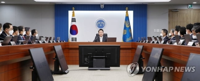 尹대통령 첫 국무회의, 60조원 추경안 의결…"적시에 손실보전금 지급"
