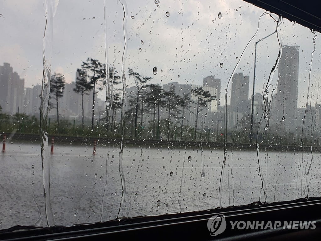 전국 구름 많고 곳곳에 소나기…수도권·충남 미세먼지