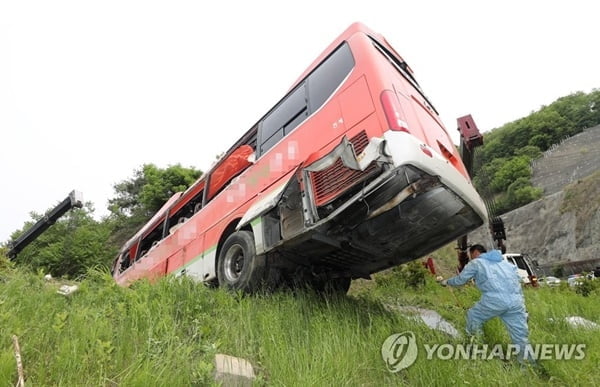 부석사 가던 관광버스 고속도로서 전도…18명 경상