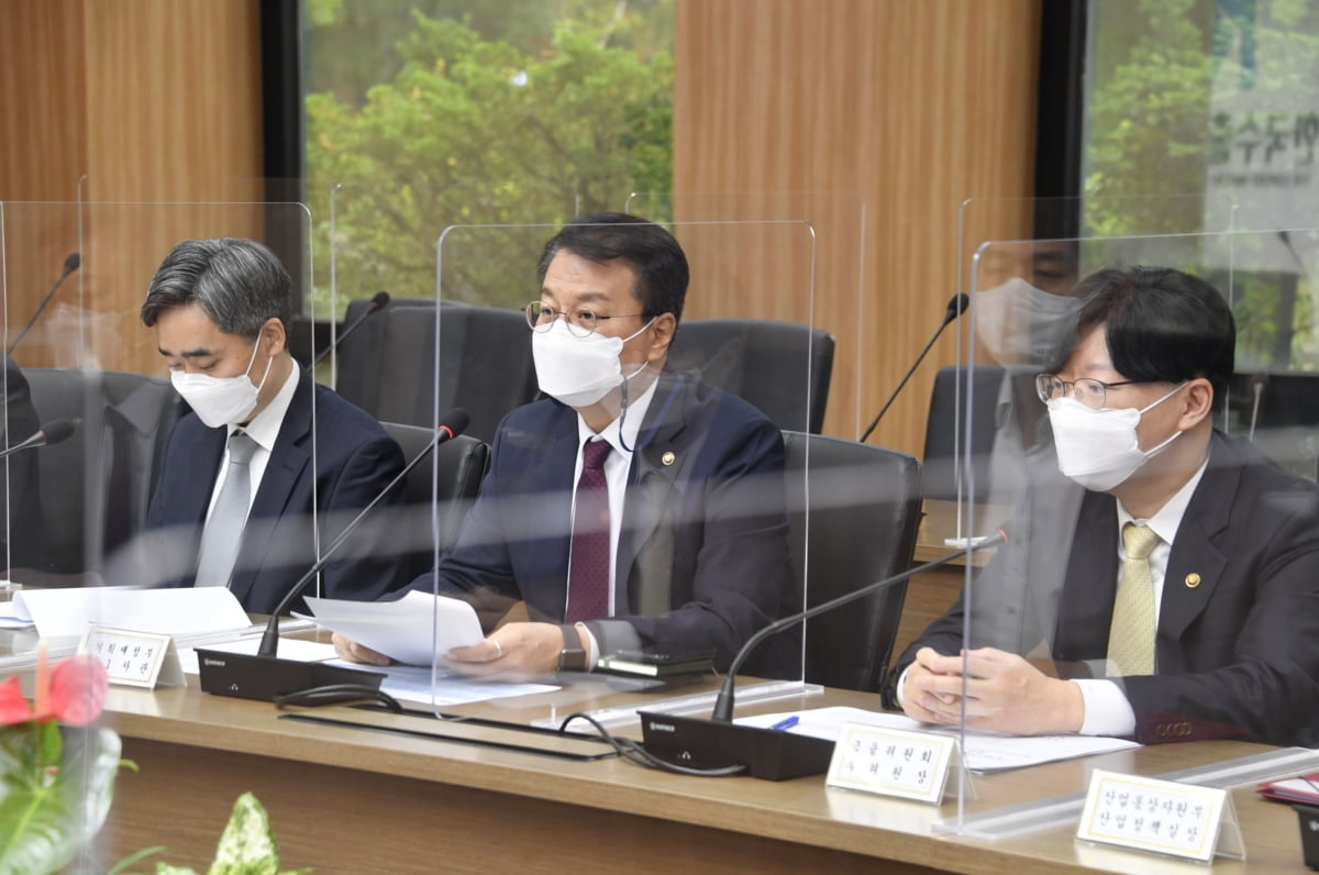 기재차관 “물가오름세 당분간 지속…식용유·석유 등 가격 점검”